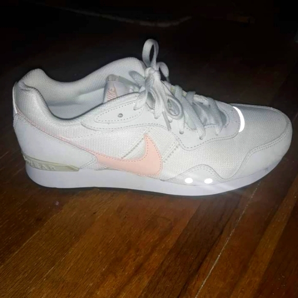 Nike Sportswear Running Shoes White & Gray w/ Peach Swoosh Women's Size 10med - Picture 9 of 9